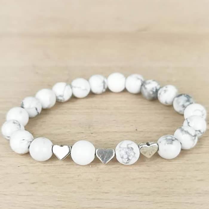 Bracelet boules Howlite Blanche+3 cœurs