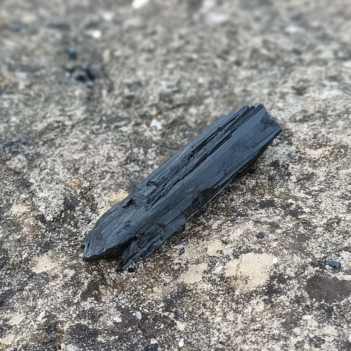 Tourmaline noire brute 1 (53g) (Brésil) - Nature Minérale